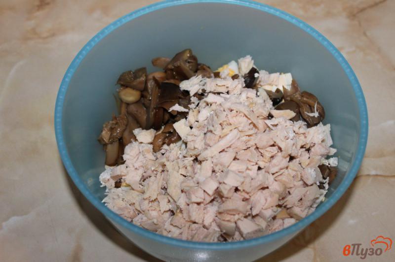 Фото приготовление рецепта: Салат из куриной грудки с грибами и яйцом шаг №4