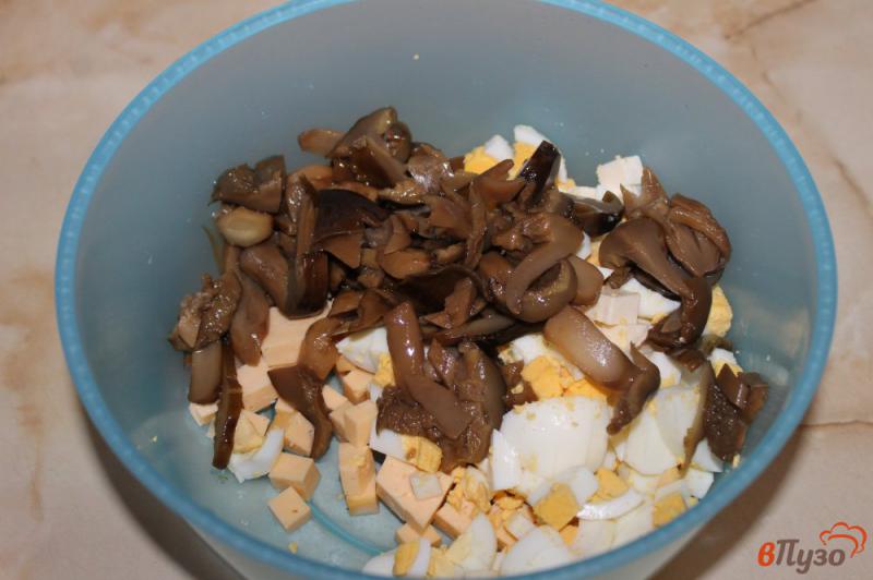 Фото приготовление рецепта: Салат из куриной грудки с грибами и яйцом шаг №3