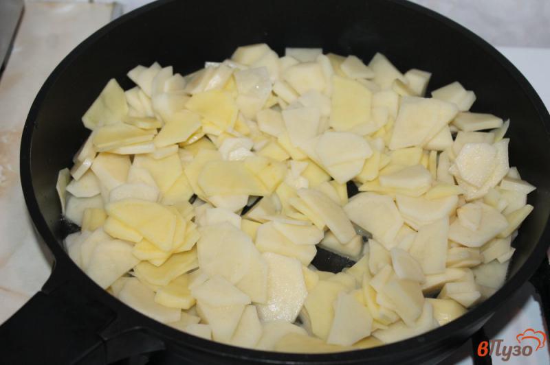 Фото приготовление рецепта: Жареный картофель с луком сардельками и сыром шаг №2