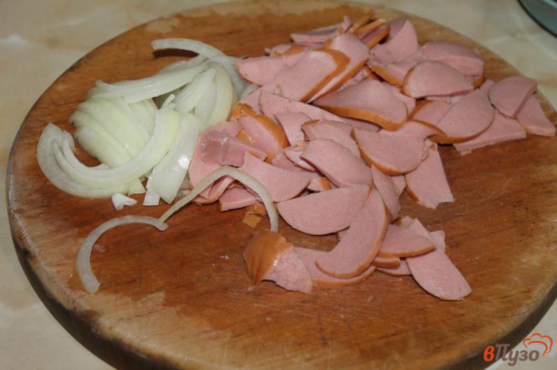 Фото приготовление рецепта: Жареный картофель с луком сардельками и сыром шаг №3