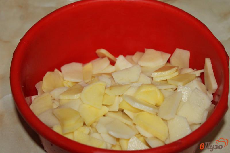 Фото приготовление рецепта: Жареный картофель с луком сардельками и сыром шаг №1
