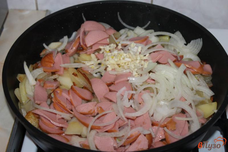 Фото приготовление рецепта: Жареный картофель с луком сардельками и сыром шаг №4