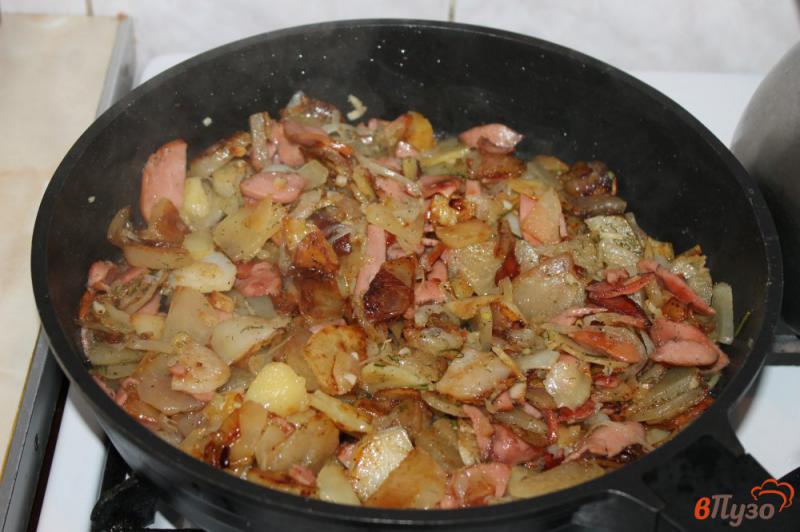 Фото приготовление рецепта: Жареный картофель с луком сардельками и сыром шаг №5