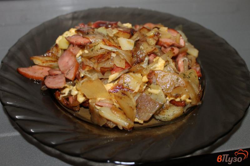 Фото приготовление рецепта: Жареный картофель с луком сардельками и сыром шаг №7