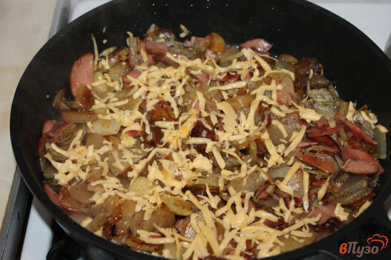 Фото приготовление рецепта: Жареный картофель с луком сардельками и сыром шаг №6