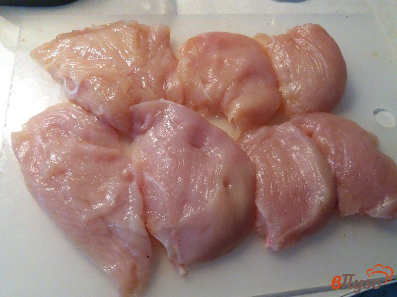 Фото приготовление рецепта: Отбивные из куриного филе в маринаде из соуса манго шаг №4