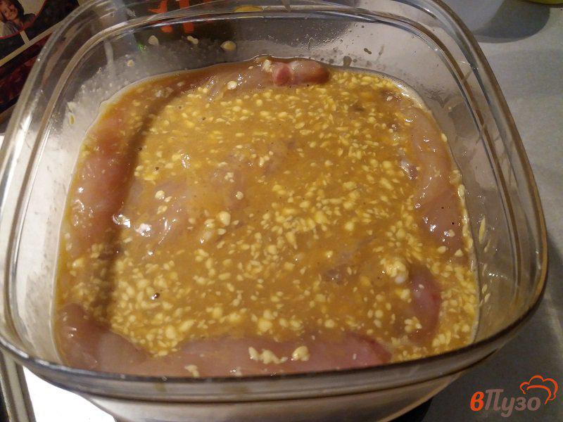 Фото приготовление рецепта: Отбивные из куриного филе в маринаде из соуса манго шаг №5