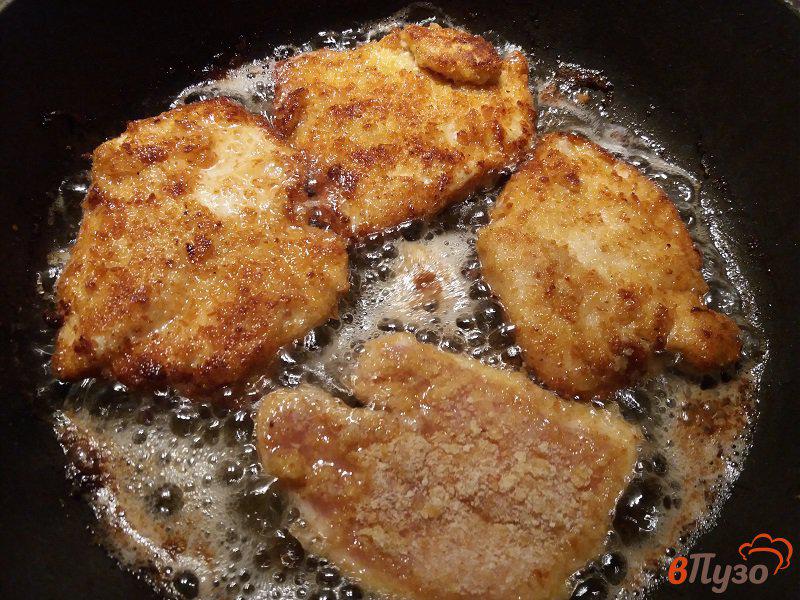 Фото приготовление рецепта: Отбивные из куриного филе в маринаде из соуса манго шаг №8