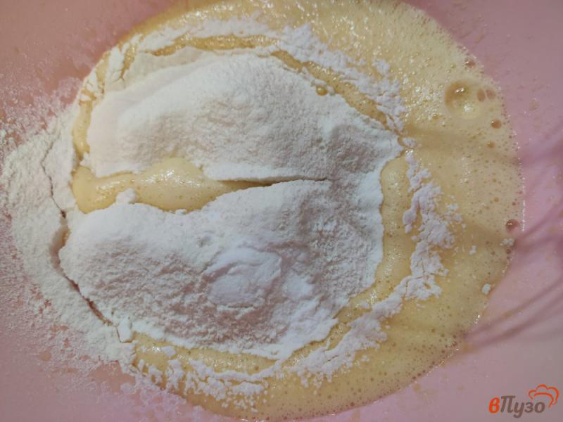 Фото приготовление рецепта: Тонкие блинчики на кефире и кипятке с кокосовой стружкой шаг №2