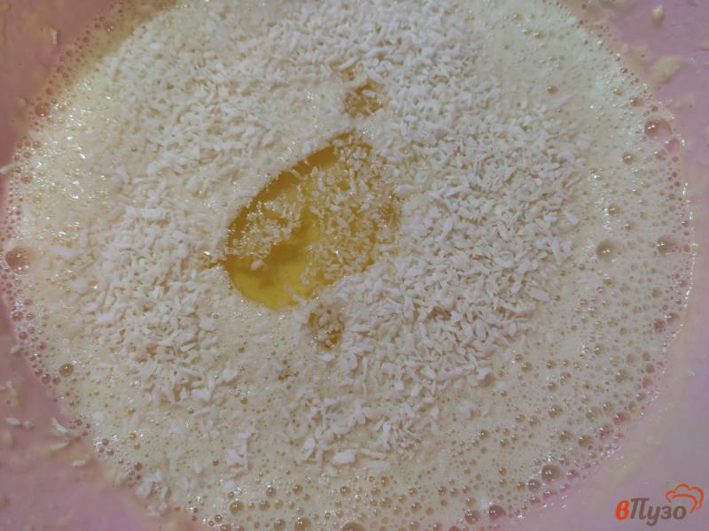 Фото приготовление рецепта: Тонкие блинчики на кефире и кипятке с кокосовой стружкой шаг №4