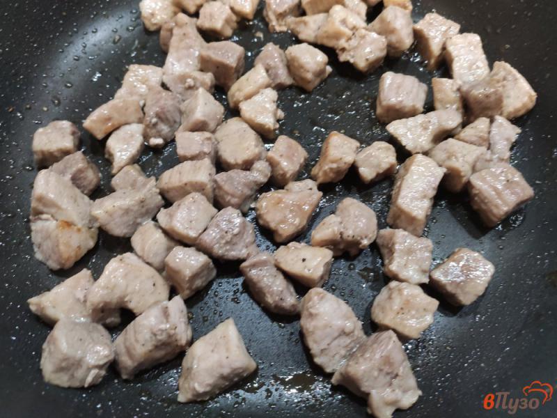 Фото приготовление рецепта: Булгур со свининой на сковороде шаг №5