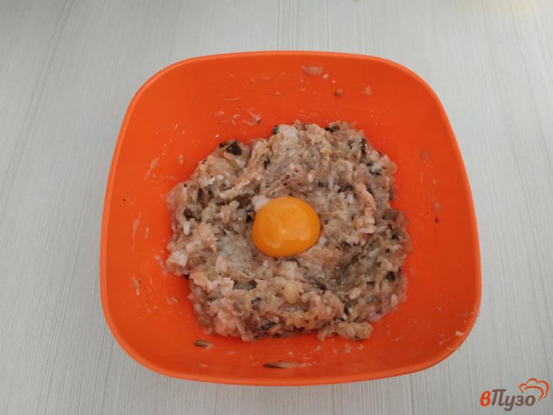Фото приготовление рецепта: Тефтели куриные с грибами шаг №4