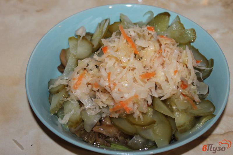 Фото приготовление рецепта: Салат из квашеной капусты с грибами и огурцом шаг №4