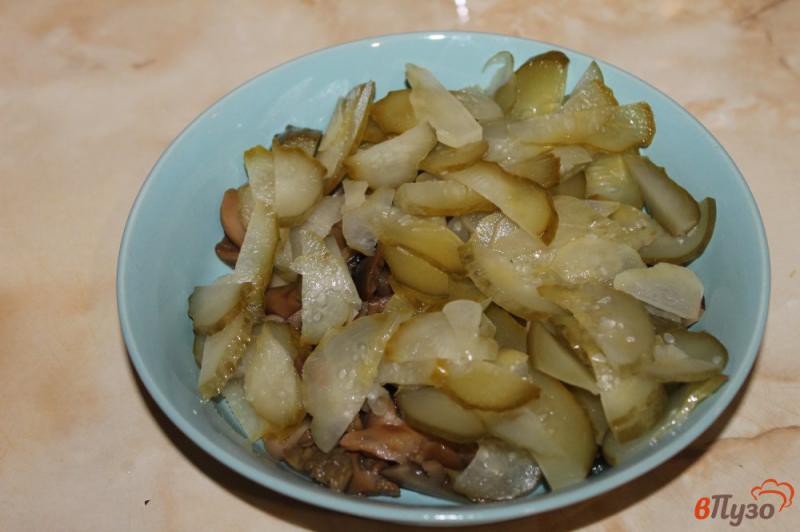 Фото приготовление рецепта: Салат из квашеной капусты с грибами и огурцом шаг №2