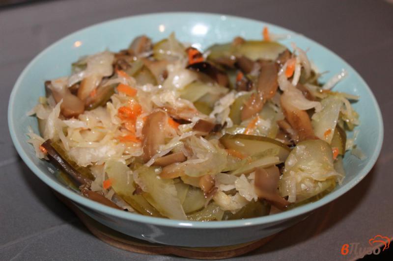 Фото приготовление рецепта: Салат из квашеной капусты с грибами и огурцом шаг №5