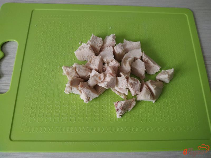 Фото приготовление рецепта: Салат с маринованных шампиньонов, куриного филе и зелёного лука шаг №3
