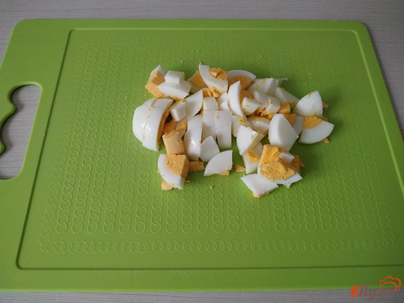Фото приготовление рецепта: Салат с маринованных шампиньонов, куриного филе и зелёного лука шаг №2