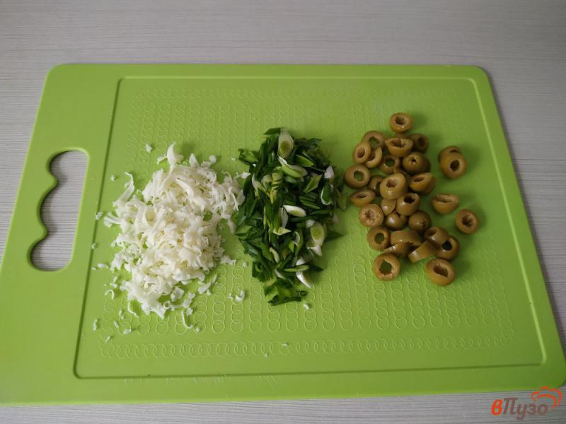 Фото приготовление рецепта: Салат с маринованных шампиньонов, куриного филе и зелёного лука шаг №4