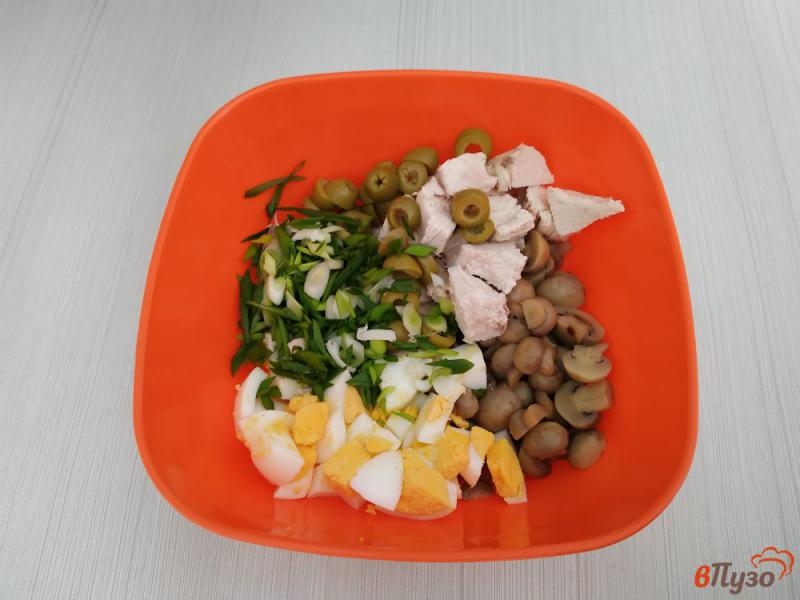 Фото приготовление рецепта: Салат с маринованных шампиньонов, куриного филе и зелёного лука шаг №5