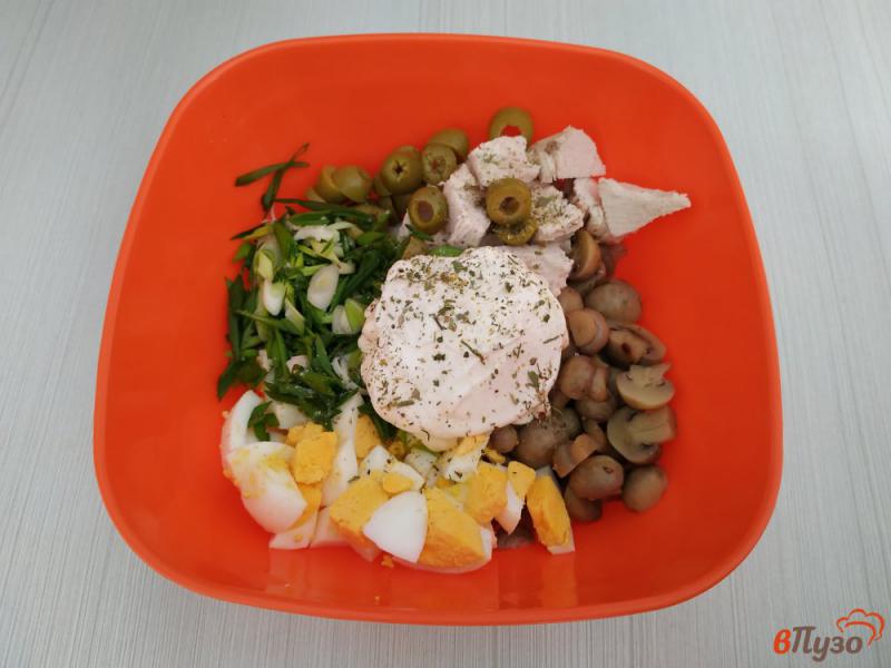 Фото приготовление рецепта: Салат с маринованных шампиньонов, куриного филе и зелёного лука шаг №6