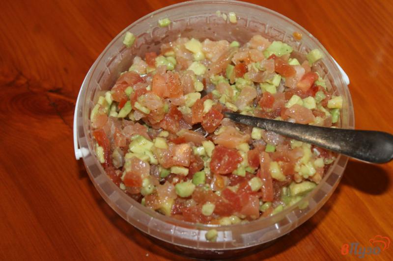 Фото приготовление рецепта: Брускетта с авокадо рукколой и рыбой шаг №4