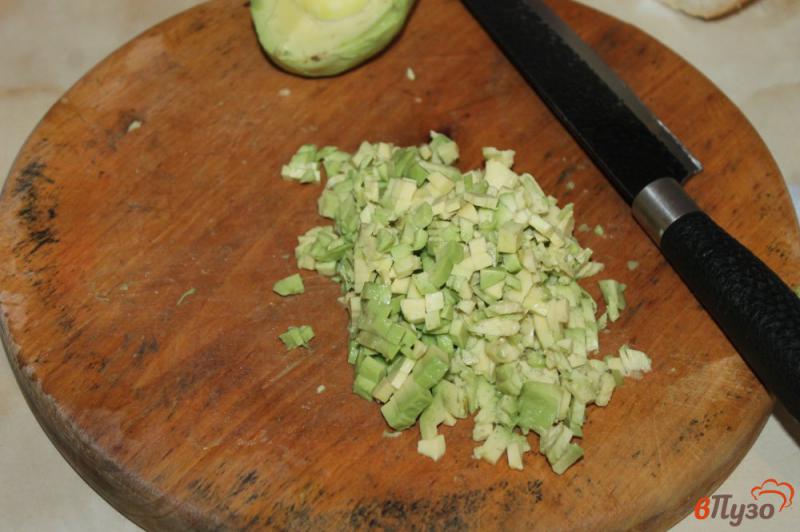 Фото приготовление рецепта: Брускетта с авокадо рукколой и рыбой шаг №1