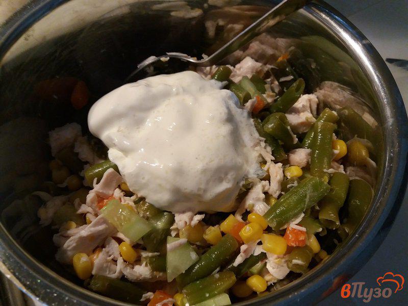 Фото приготовление рецепта: Салат из куриного филе со спаржевой фасолью шаг №7