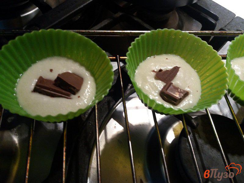 Фото приготовление рецепта: Кексы с молочным шоколадом или изюмом шаг №6