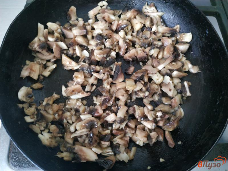 Фото приготовление рецепта: Картофельные драники с грибами и с плавленым сыром шаг №3