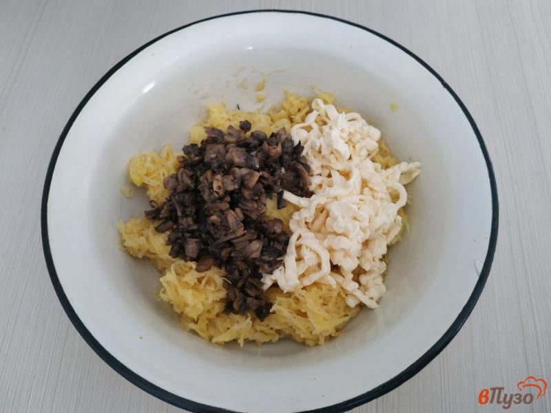 Фото приготовление рецепта: Картофельные драники с грибами и с плавленым сыром шаг №4