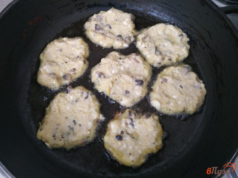 Фото приготовление рецепта: Картофельные драники с грибами и с плавленым сыром шаг №6