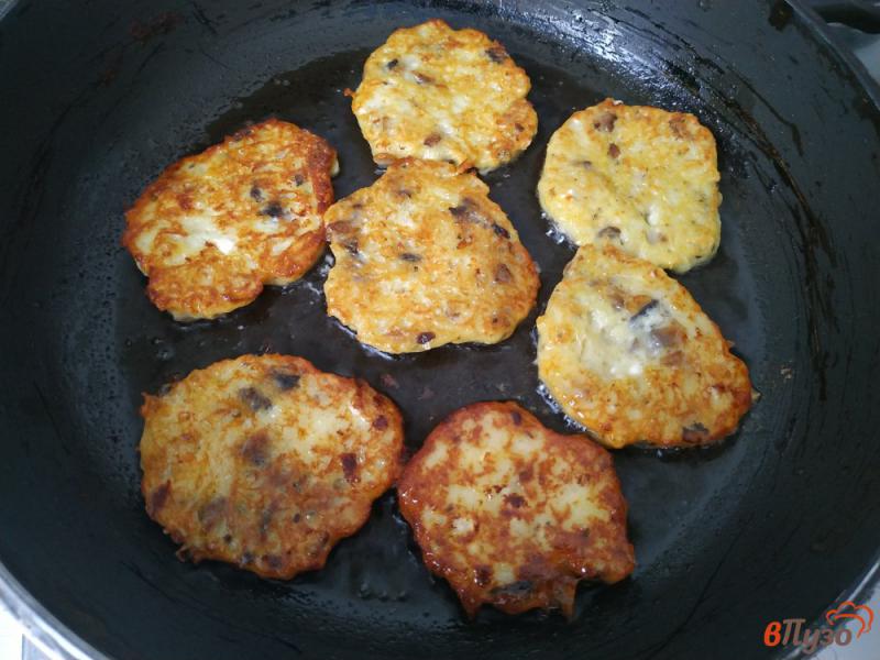 Фото приготовление рецепта: Картофельные драники с грибами и с плавленым сыром шаг №7