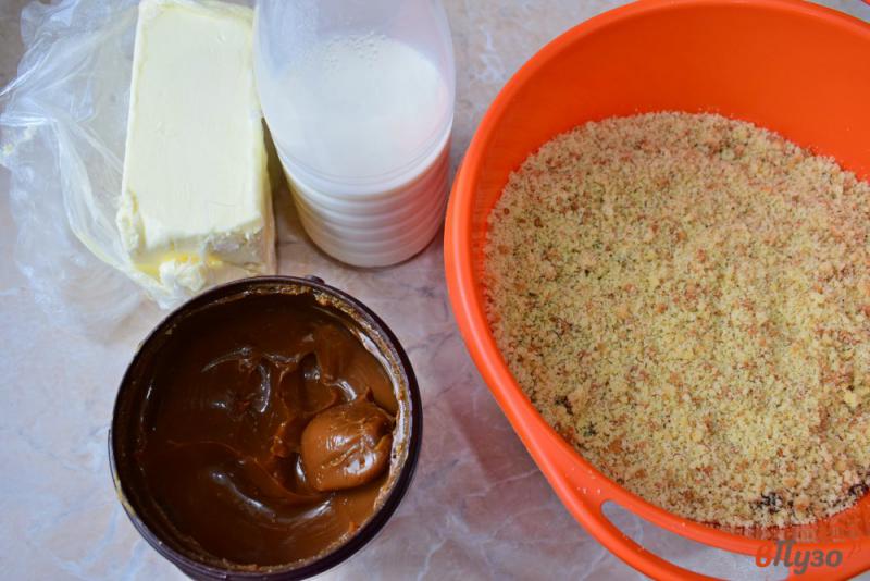 Фото приготовление рецепта: Пирожное картошка с вареной сгущенкой из бисквитов шаг №3
