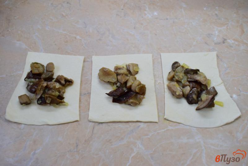 Фото приготовление рецепта: Слойки с грибами шаг №3