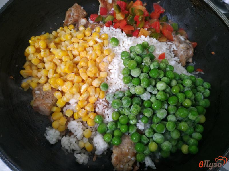 Фото приготовление рецепта: Рис с мясом и овощами шаг №6