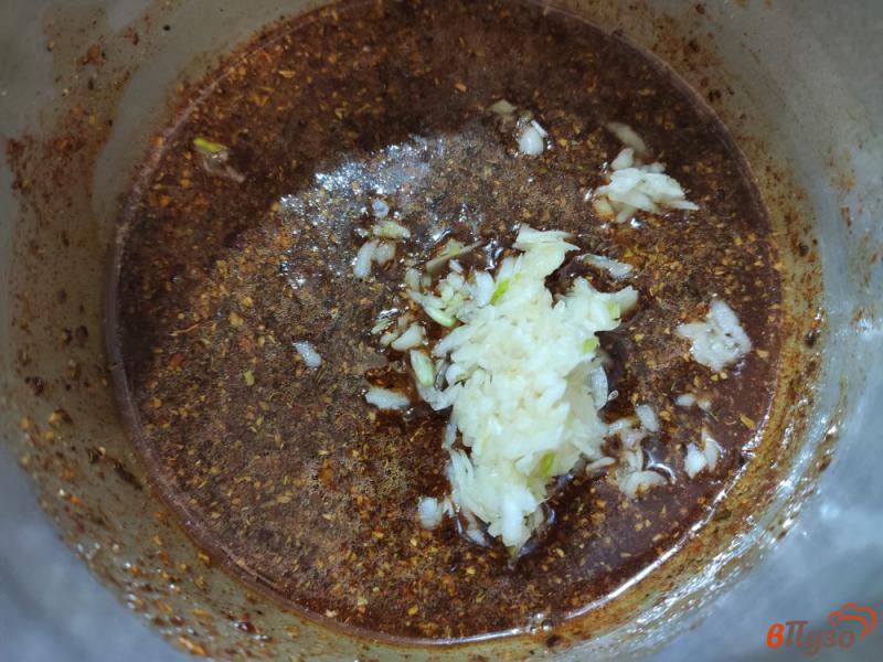 Фото приготовление рецепта: Куриные голени в медово-чесночном маринаде шаг №3