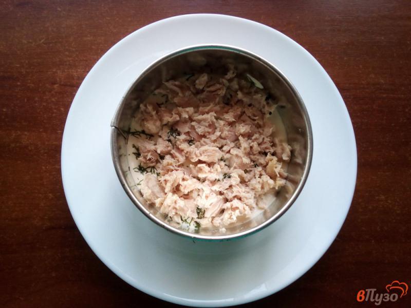 Фото приготовление рецепта: Салат с консервированным тунцом и рисом шаг №4