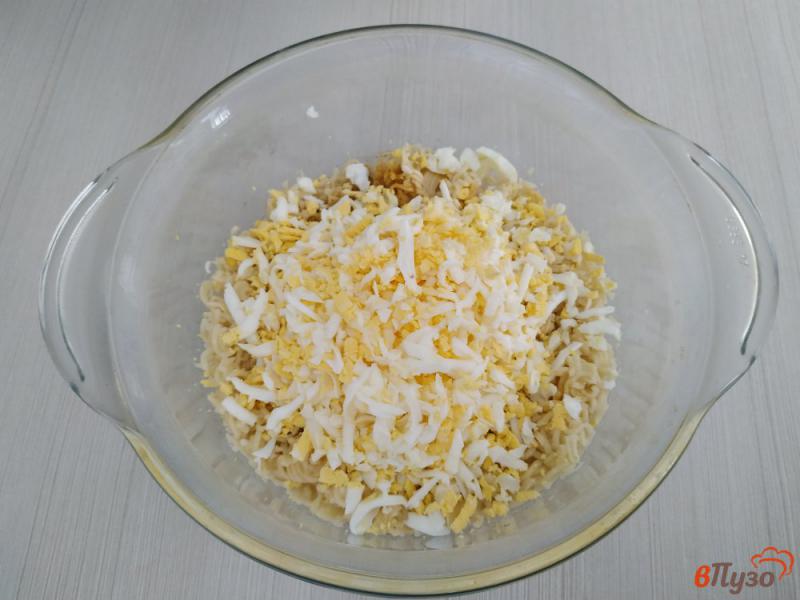 Фото приготовление рецепта: Салат с мивины яиц и плавленого сыра шаг №4