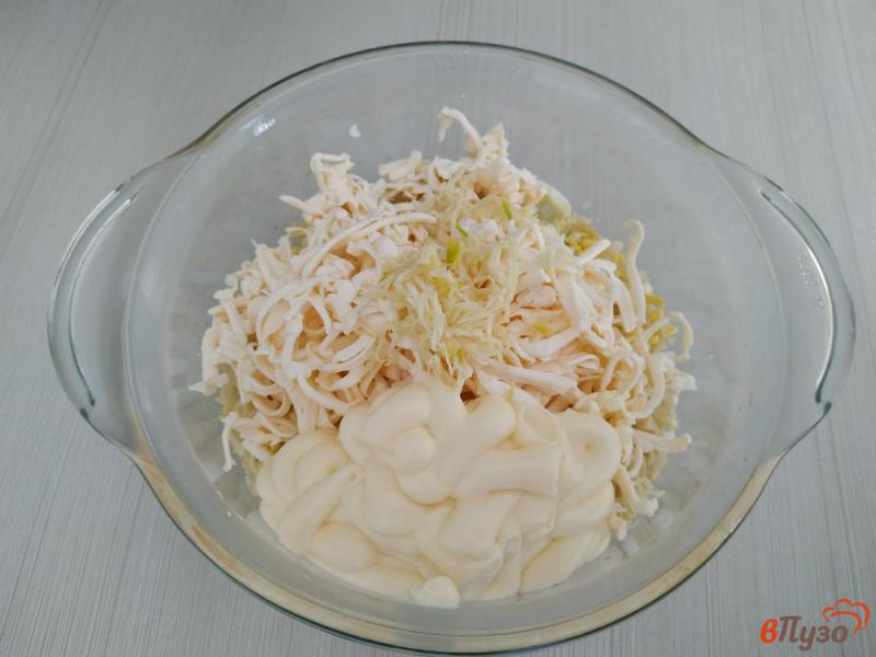 Фото приготовление рецепта: Салат с мивины яиц и плавленого сыра шаг №6