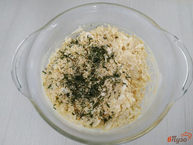 Фото приготовление рецепта: Салат с мивины яиц и плавленого сыра шаг №7