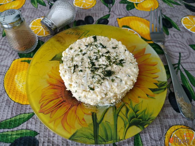 Фото приготовление рецепта: Салат с мивины яиц и плавленого сыра шаг №8