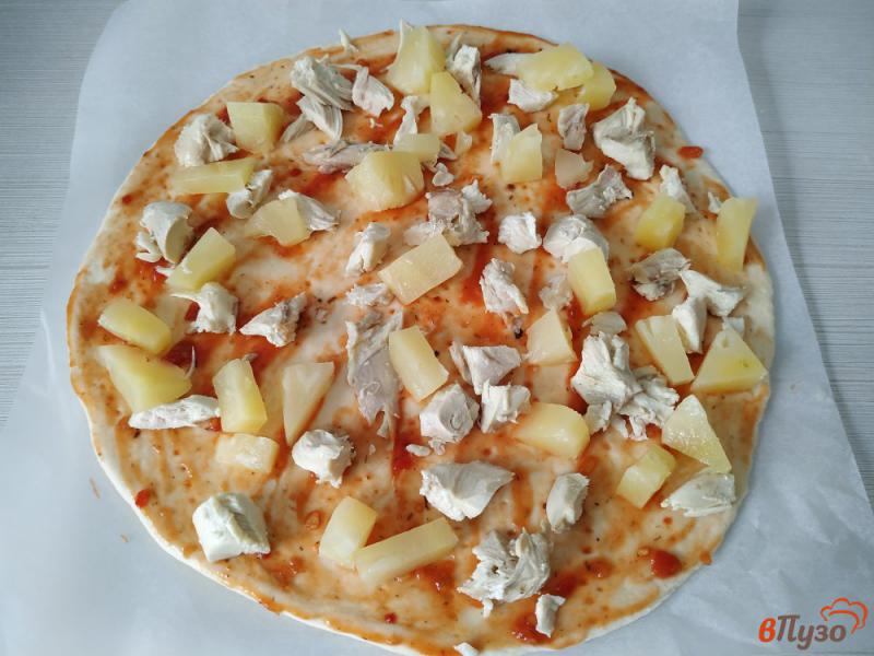 Фото приготовление рецепта: Пицца с курицей и ананасами шаг №7