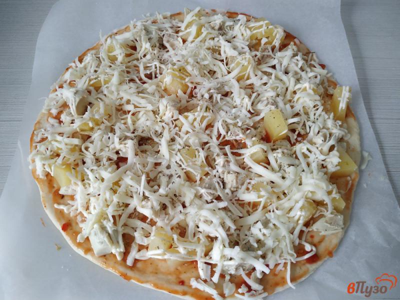Фото приготовление рецепта: Пицца с курицей и ананасами шаг №8
