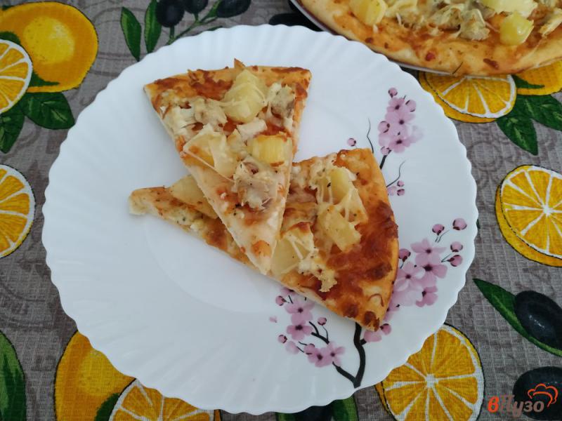 Фото приготовление рецепта: Пицца с курицей и ананасами шаг №10