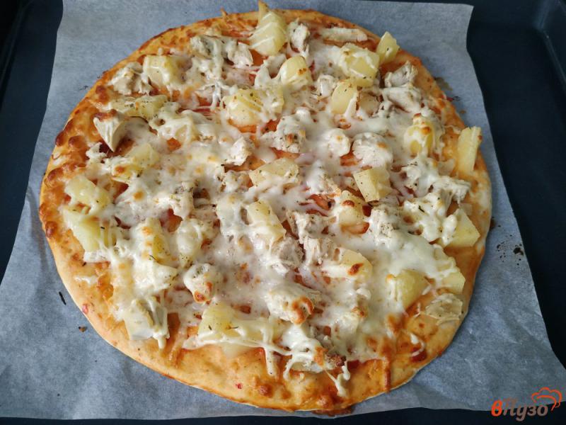 Фото приготовление рецепта: Пицца с курицей и ананасами шаг №9