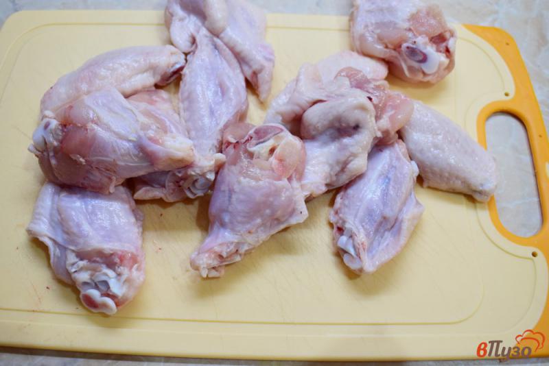 Фото приготовление рецепта: Тушеные крылышки со сметаной шаг №1