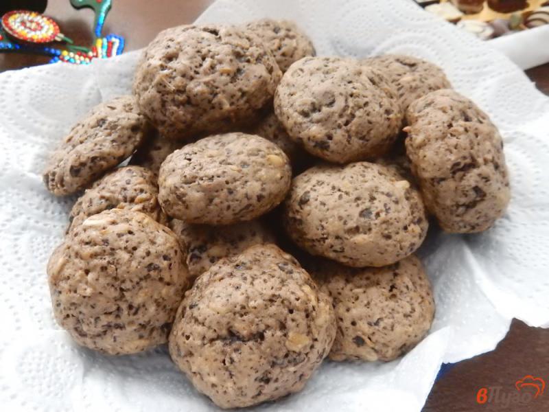 Фото приготовление рецепта: Овсяное печенье с шоколадом и семечками шаг №9