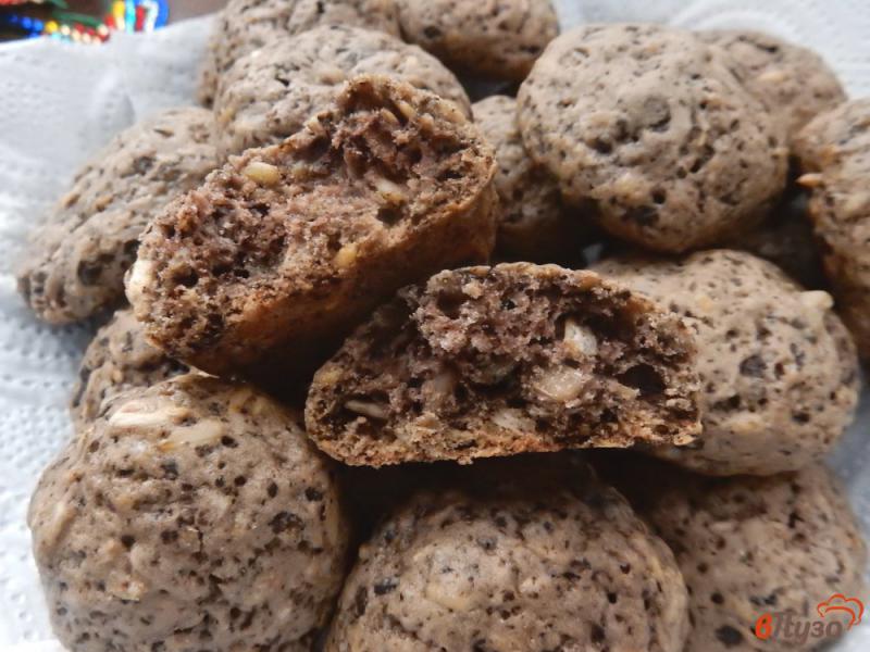 Фото приготовление рецепта: Овсяное печенье с шоколадом и семечками шаг №10