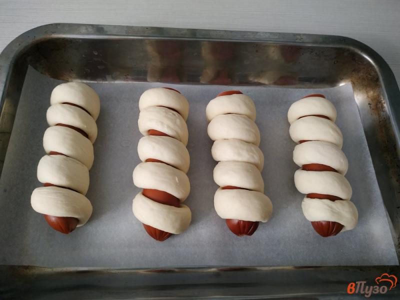 Фото приготовление рецепта: Полукопченые сосиски в тесте шаг №5