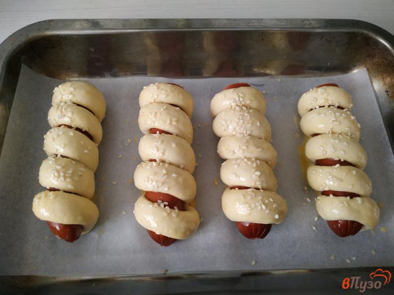 Фото приготовление рецепта: Полукопченые сосиски в тесте шаг №6